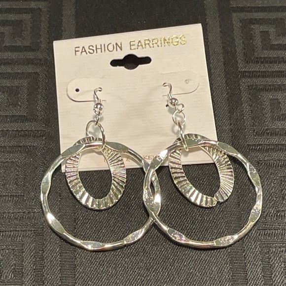 👋 3/$15 Fashion Earrings dangling Hoops 🔥 - Picture 4 of 5